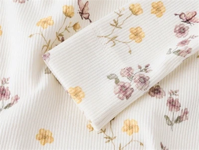 Lil Atelier bluse coconut milk med blomster og flæser