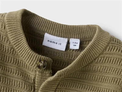 nærbillede af krave og knap på cardigan i elmwood fra Name It