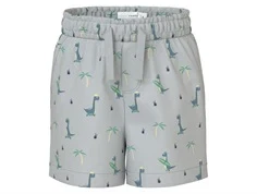 lysegrå shorts fra name it med print af dinosaurer og palmer over hele stoffet