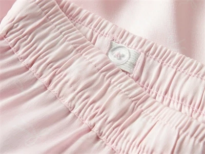 detalje af justerbar elastik i taljen på lyserøde bukser fra Name It