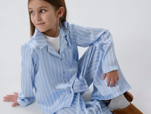Pige iklædt pyjamasskjorte fra Name It i lyseblå med hvide striber