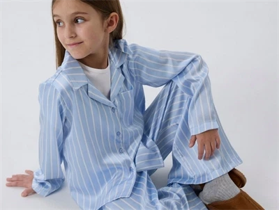 Pige iklædt pyjamasskjorte fra Name It i lyseblå med hvide striber