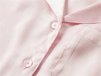 detalje af pyjamasskjorte fra Name It med knapper og brystlomme