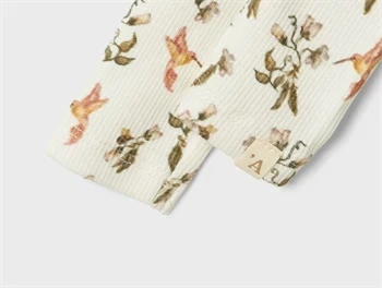 Nærbillede af print og søm på Lil\' Atelier leggings med kolibrier