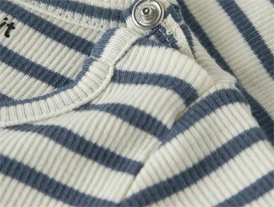 Detalje af Name It body med blå striber og trykknapper