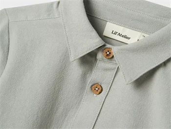 Detalje af krave og knapper på Lil\' Atelier skjorte i mirage gray