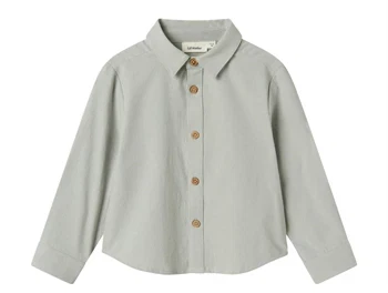 Skjorte fra Lil' Atelier i mirage gray med træknapper
