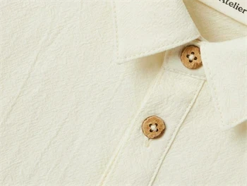 Detalje af krave og knapper på Lil\' Atelier skjorte i turtledove