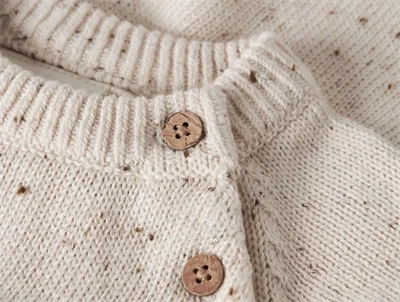 Detalje af knapper på Lil\' Atelier strikbody i turtledove