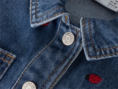 Name It denimjakke i blå nuance med mariehønebroderi detalje