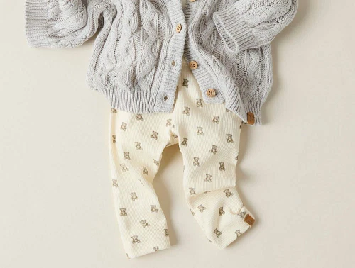 outfit med lil\' atelier leggings i bamseprint og striktrøje