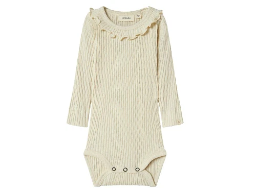 lil\' atelier body i råhvid med flæsekant og lange ærmer, set forfra
