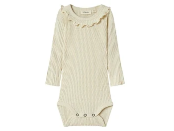 lil' atelier body i råhvid med flæsekant og lange ærmer, set forfra