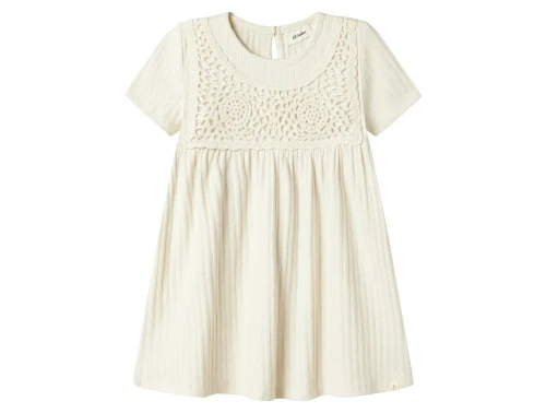 lil\' atelier kjole i turtledove med hæklet detalje og korte ærmer, set forfra