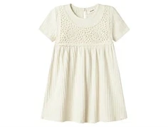 lil' atelier kjole i turtledove med hæklet detalje og korte ærmer, set forfra