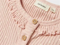 nærbillede af flæsekrave og knapper i lyserød lil\' atelier kjole med struktur