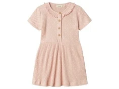 lil' atelier kjole i peach whip med korte ærmer, knapper og flæsedetalje, set forfra