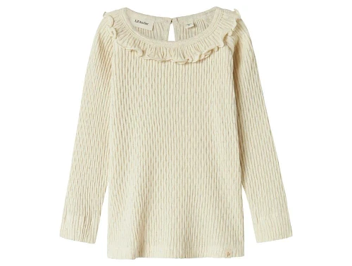 lil\' atelier top i creme med flæsekant ved halsen og hjerter, set forfra