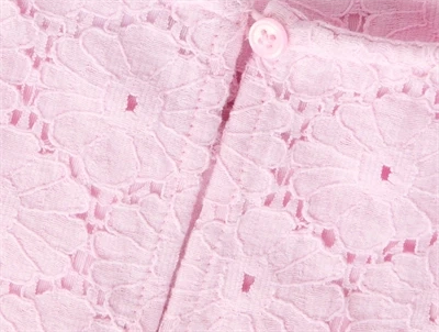 Name It top lyserød broderie anglaise detalje