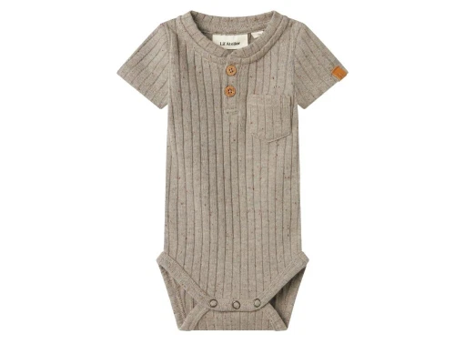 lil\' atelier body i beige med korte ærmer og knapper foran, set forfra