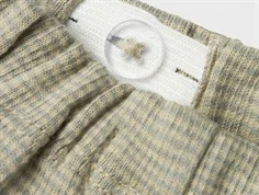 lil\' atelier bukser i støvet grøn med justerbar elastik og knapdetalje, tæt på linning