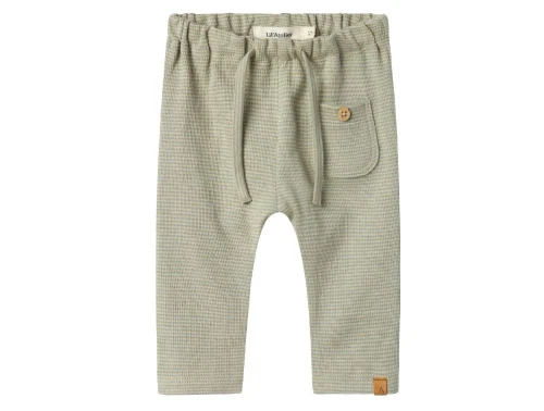 lil\' atelier bukser i støvet grøn med frontlomme og bindebånd, set forfra