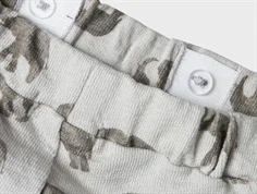 nærbillede af justerbar elastik i lil\' atelier shorts med elefantprint