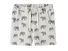 lil' atelier shorts i lyseblå med elefantprint og snøre i taljen, set forfra
