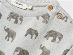 nærbillede af elefantprint og træknapper på lyseblå lil\' atelier sweatshirt