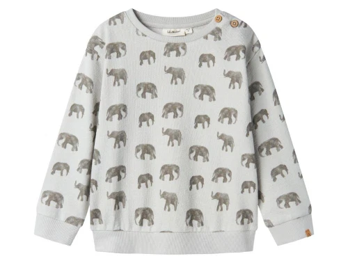 lil\' atelier sweatshirt i lyseblå med gråt elefantprint og træknapper på skulderen, set forfra