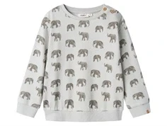 lil' atelier sweatshirt i lyseblå med gråt elefantprint og træknapper på skulderen, set forfra