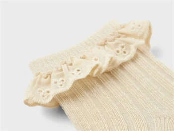 lil\' atelier strømper i beige med blondekant nærbillede