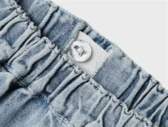 nærbillede af justerbar talje og denimstruktur i lil\' atelier jeans