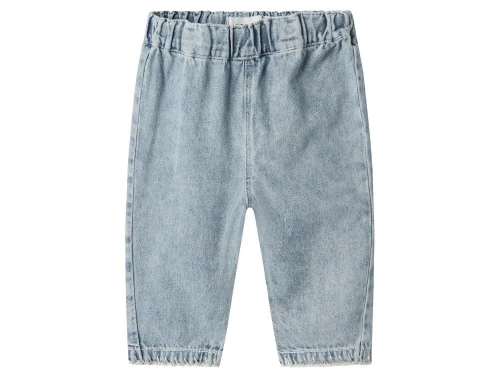 lil\' atelier jeans i medium blå denim med løs pasform og elastik i taljen, set forfra