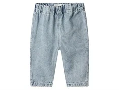 lil' atelier jeans i medium blå denim med løs pasform og elastik i taljen, set forfra