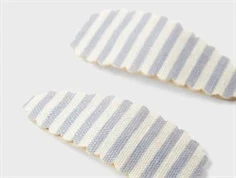 nærbillede af teksturerede stribede hårspænder fra Lil\' Atelier i blå og beige