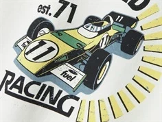 nærbillede af racerbil og tekst på hvid name it t-shirt med print