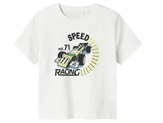 hvid t-shirt fra name it med racerbilprint og teksten speed racing