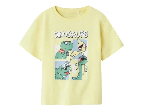 name it t-shirt i gul med stort dinosaurprint, set forfra