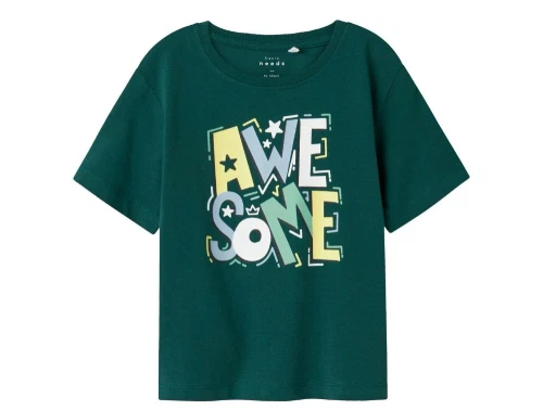 name it t-shirt i mørkegrøn med awesome print, set forfra