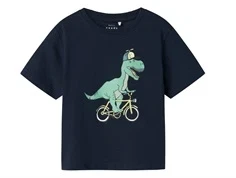 name it t-shirt i mørkeblå med dinosaur på cykel, set forfra