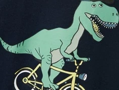 nærbillede af grøn dinosaur med kasket på cykel på mørkeblå t-shirt fra name it