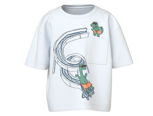 hvid t-shirt fra name it med print af dinosaurer på vandrutsjebane og brystlomme