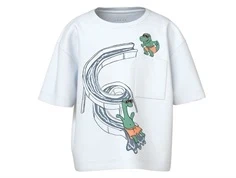 hvid t-shirt fra name it med print af dinosaurer på vandrutsjebane og brystlomme