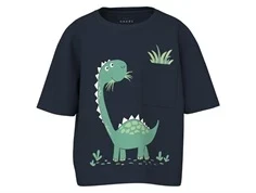 mørkeblå t-shirt fra name it med stor dino og lommeprint foran