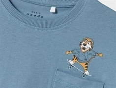 nærbillede af tiger med skateboard og hættetrøje på blå t-shirt fra name it