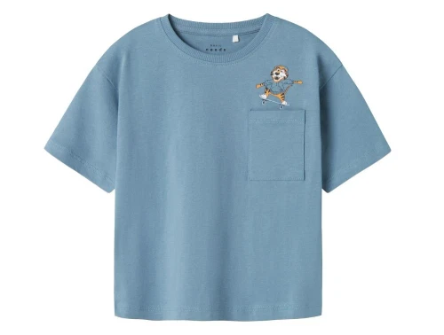 blå t-shirt fra name it med tigerprint og lomme på brystet, set forfra