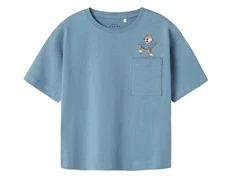 blå t-shirt fra name it med tigerprint og lomme på brystet, set forfra