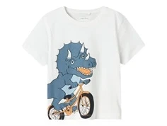 hvid t-shirt fra name it med stort print af blå dinosaur på orange cykel