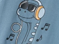 nærbillede af dino med solbriller og høretelefoner på blå t-shirt fra name it